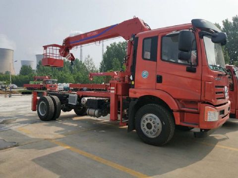 點(diǎn)擊查看詳細(xì)信息<br>標(biāo)題：6.3噸大運(yùn)隨車吊 閱讀次數(shù)：1948